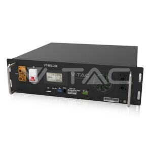 Un dispozitiv electronic dreptunghiular negru, cu un afișaj digital și diferiți conectori pe panoul frontal, identificat ca Acumulator V-TAC 5,12 kWh.