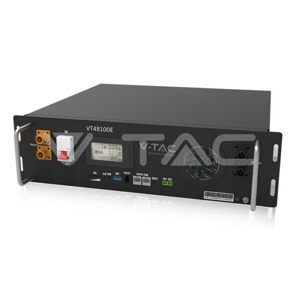Un dispozitiv electronic dreptunghiular negru, cu un afișaj digital și diferiți conectori pe panoul frontal, identificat ca Acumulator V-TAC 5,12 kWh.