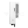 Invertor hibrid Solis S6-EH3P15K02-NV-YD-L Dispozitiv trifazat de joasă tensiune de 15 kWh, cu un panou ventilat, un întrerupător pornit-oprit și doi conectori în partea de jos.