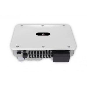 Acest dispozitiv invertor alb și elegant Huawei SUN2000-30KTL-M3, 30KW, Trifazat, ON-GRID are mai multe porturi de intrare și ieșire, inclusiv conexiuni Ethernet și de alimentare, pe un fundal simplu.