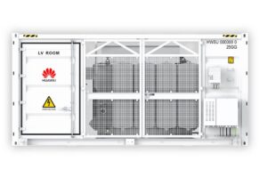 Containerul etichetat „LV Room” prezintă sigla Huawei și un semn de avertizare de înaltă tensiune, găzduind invertoare alături de alte echipamente electrice închise în structura sa albă.