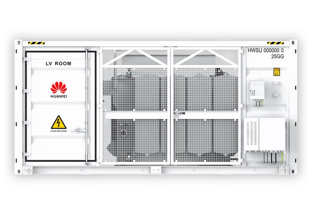 Containerul etichetat „LV Room” prezintă sigla Huawei și un semn de avertizare de înaltă tensiune, găzduind invertoare alături de alte echipamente electrice închise în structura sa albă.